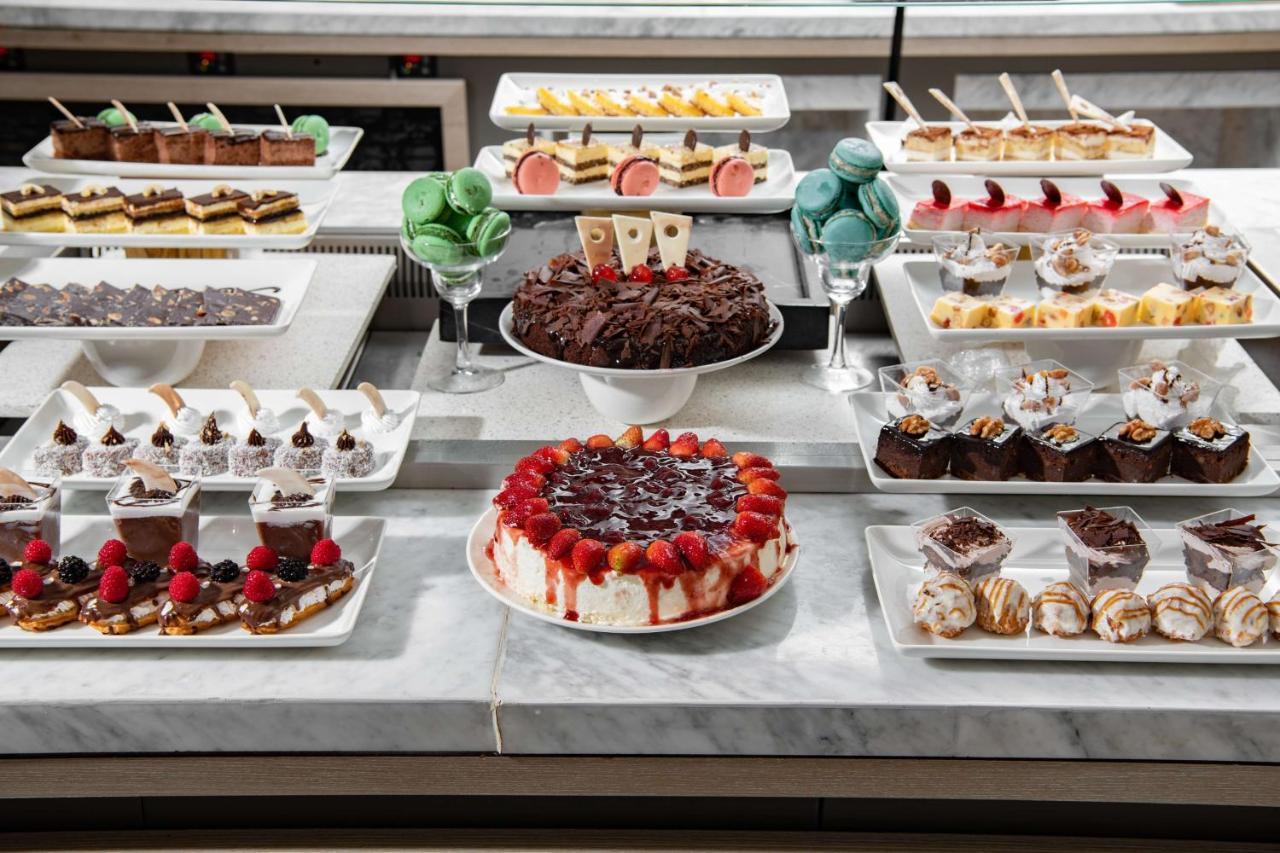 Park Inn By Radisson Makkah Aziziyah Мекка Экстерьер фото A selection of desserts